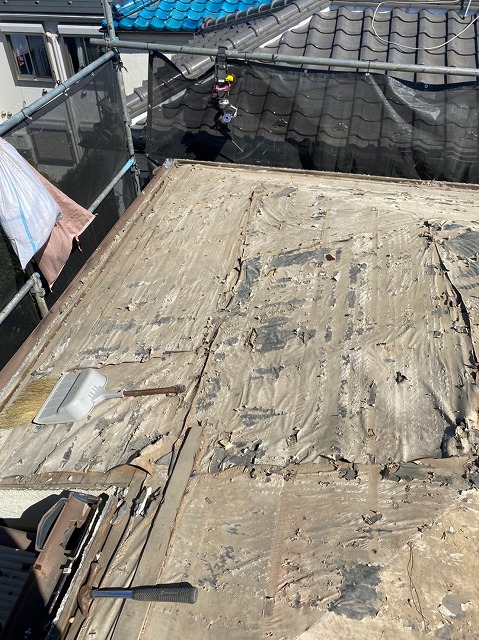 スレート屋根から横暖ルーフを使った屋根カバー工事を行いました！川口市屋根カバー工事　横暖ルーフαｓ　ニチハ　センタールーフ　スレートボロボロ　ガルバリウム鋼板　